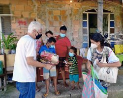 Entrega de doações no bairro Florença (Ribeirão das Neves - MG), no dia 27/02.